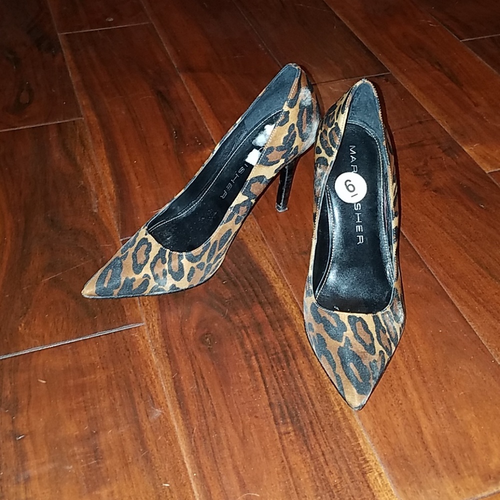 Marc Fisher pointy toe leopard print pumps